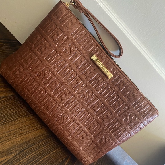 Steve Madden Handbags - Steve Madden oversized Wrislet
